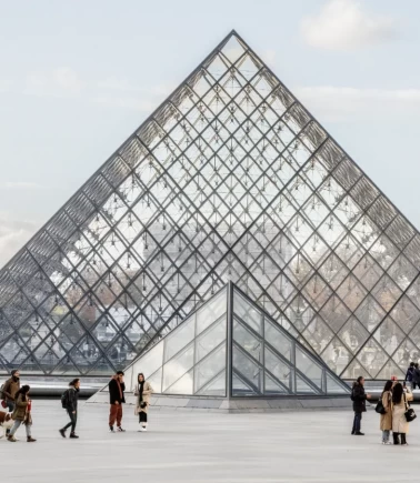 Louvre Müzesi'nde yeni skandal: Mısır bölümündeki 400 nadir kitap zarar gördü!
