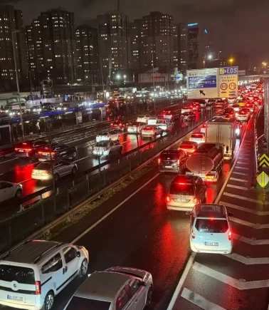 İstanbul'da mesai bitimi trafik yoğunluğu yüzde 90'lara ulaştı