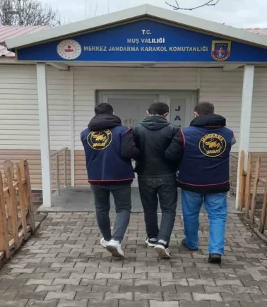 Kamu görevlisi gibi davranarak dolandıran hükümlü yakalandı