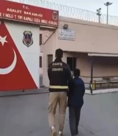 Hırsızlık için girdiği iş yerinde sadaka kutusunu çaldı