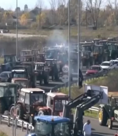 Yunanistan’da çiftçi isyanı büyüyor: Traktörlerle yolları kapattılar