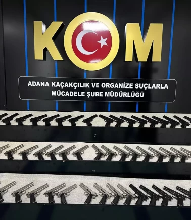 Otomobilin bagajından cephanelik çıktı