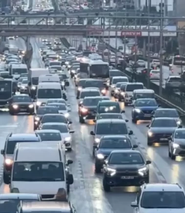 İstanbul’da trafik felç! Yağmurla birlikte hayat durdu, yoğunluk yüzde 90’a dayandı!