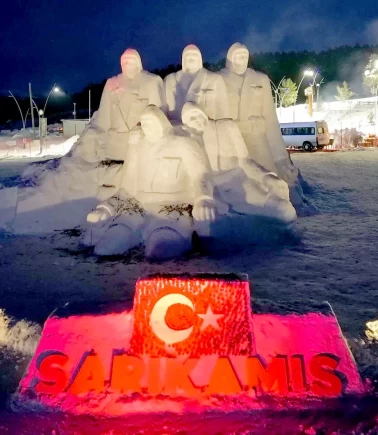 Sarıkamış şehitleri anısına yapılan kardan heykeller ışıklandırıldı