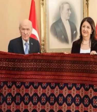 DEM heyetinin MHP Lideri Devlet Bahçeli’ye verdiği kilimin ilk görüntüsü ortaya çıktı! Motiflerin anlamı ne?