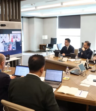 Bakan Kurum'dan Avustralyalı Bakan Bowen ile COP31 toplantısı