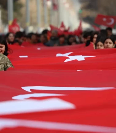 Erzincan’da binlerce kişiden bayrak yürüyüşü!