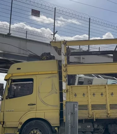 Fatih'te tır üst geçide çarptı