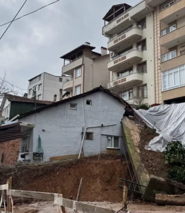 Kocaeli'de yürekler ağıza geldi! İstinat duvarı yıkıldı