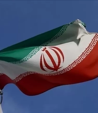 İran: ABD üsleri ile İsrail hedefleri çok başlıklı füzelerle vuruldu