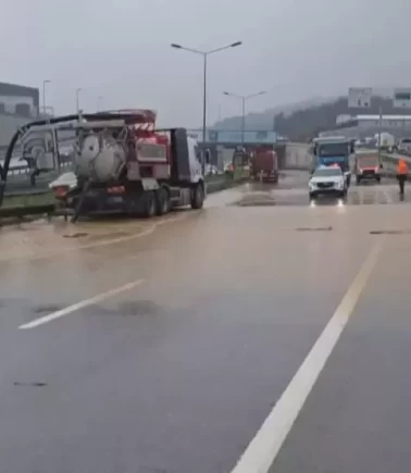 Çekmeköy’de dere yola taştı, trafik durdu