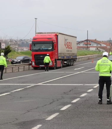 Tekirdağ’dan İstanbul yönüne ağır tonajlı araçların geçişine izin verilmiyor