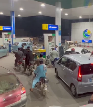 Pakistan’da yakıt krizi giderek büyüyor