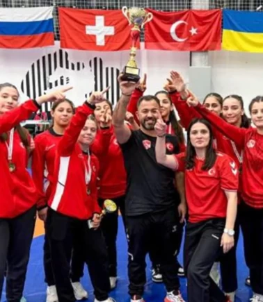 20 yaş altı Kadın Güreş Takımı Macaristan’da şampiyon oldu