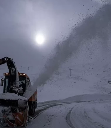 Mart kapıdan baktırdı! Kar yağışı geri döndü