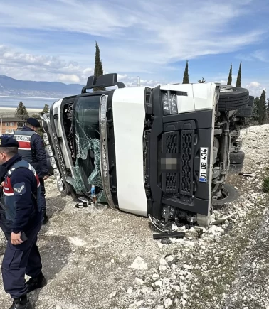Alkollü sürücünün kullandığı tır yan yattı