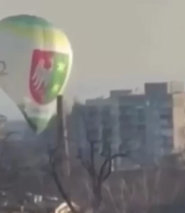 Polonya’da balon binaya çarptı: Şampiyon pilot çatıda can verdi!