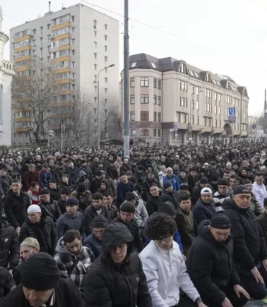 Binlerce Müslüman bayram namazı kıldı