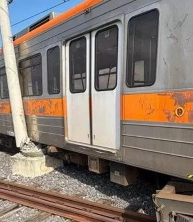 Metro raydan çıktı: Vagon direğe çarptı, yolcular tahliye edildi