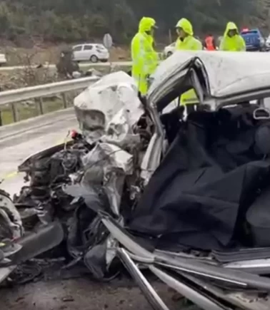 Isparta-Antalya yolunda iki otomobil çarpıştı