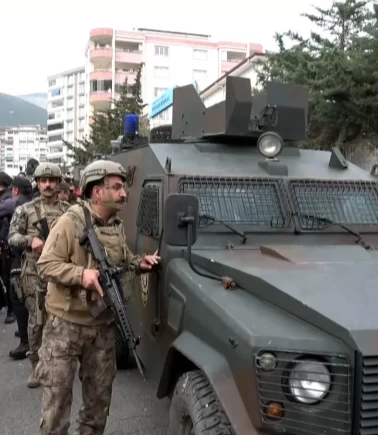 Saldırganın cenazesi okuldan zırhlı polis aracıyla çıkarıldı!