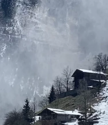 Dev çığ kütlesinin kopma anı kamerada!