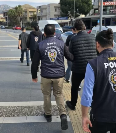 3 şüpheli "nitelikli dolandırıcılık" suçundan tutuklandı