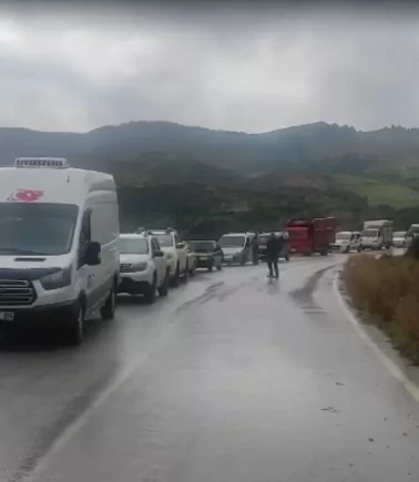 Ödemiş-Turgutlu yolunda sağanak sonrası toprak kayması