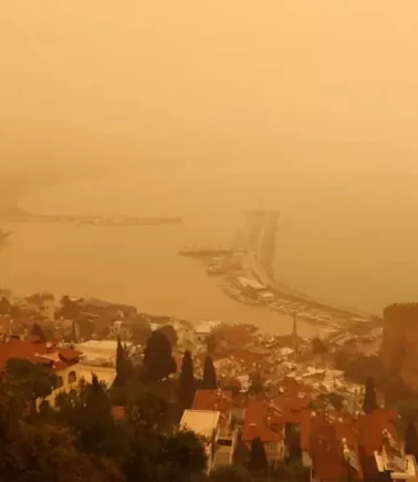 Girit’ten gelen çöl tozu Akdeniz'i kapladı