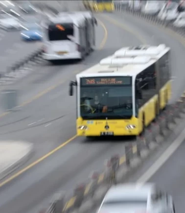 İstanbul'da metrobüs kaosu! Araçlara binemeyen vatandaşlar yolu kapattı, seferler durdu