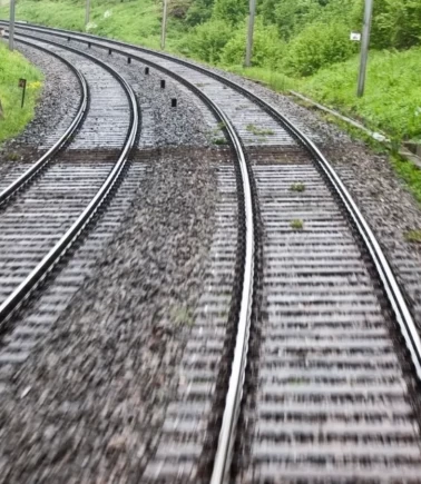 İki tren kafa kafaya çarpıştı: Çok sayıda yaralı var, ekipler seferber oldu