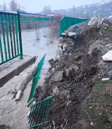 Yüksekova’da istinat duvarı çöktü