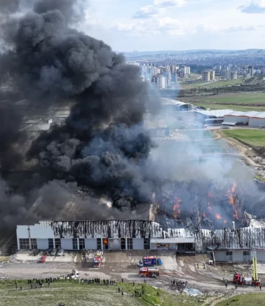 Ankara'da mobilya deposunda korkutan yangın!
