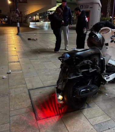 Genç kıza çarpmamak isterken bariyerlere daldı, parçalar yayalara isabet etti!