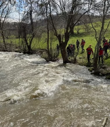8 yaşındaki çocuk dereye düştü!