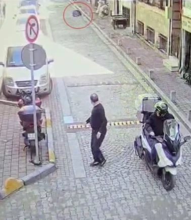 Kendini ateşe verip balkondan düştü, o anlar kamerada