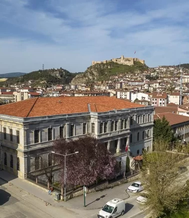 Abdurrahmanpaşa Lisesi gururla ayakta