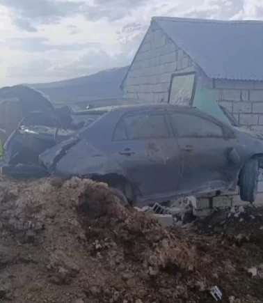 Van'da kontrolden çıkan otomobil duvara çarptı