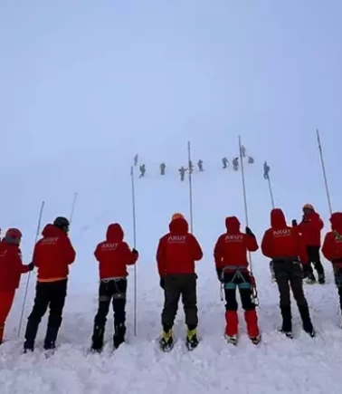 AKUT’tan Uludağ’da çetin eğitim: Kar kalınlığı 2,5 metreyi buldu
