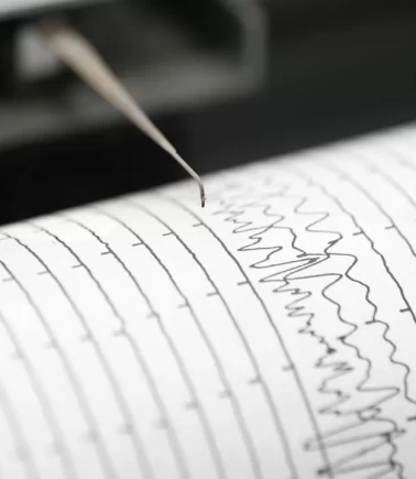 Japonya'da 7.4 büyüklüğünde deprem!