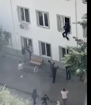 Kahramanmaraş'ta okul saldırısından camdan atlayarak kurtuldular!