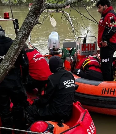 Oltadaki balığı almak için beline ip bağlayıp suya girdi, ip kopunca...