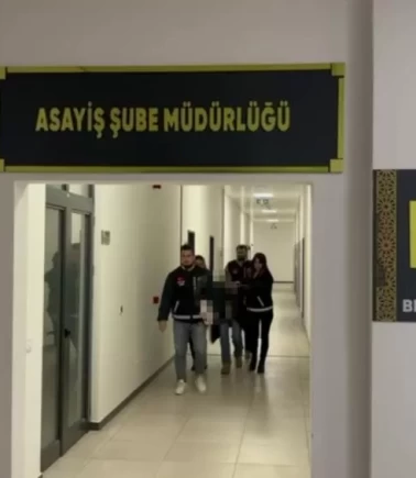 Doğurduğu bebeğini çöp konteynerine atan cani anne hakim karşısında...