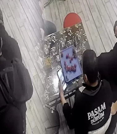 Boğazına çilek takılan ustayı kurye kurtardı