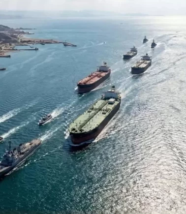 Ateşkesin ardından Hürmüz Boğazı'ndan ilk gemiler geçmeye başladı