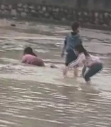 Çocuklar tehlikeye rağmen suda oynadı