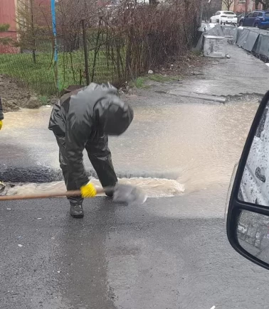 Hakkari'yi sağanak ve heyelan vurdu