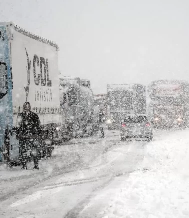 Kars-Erzurum yolunda tırlar mahsur kaldı