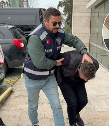 'Bakar mısın" dedi, zinciri kopardı