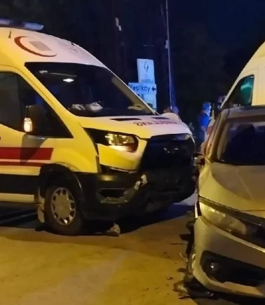 Ambulans ile otomobilin çarpıştı